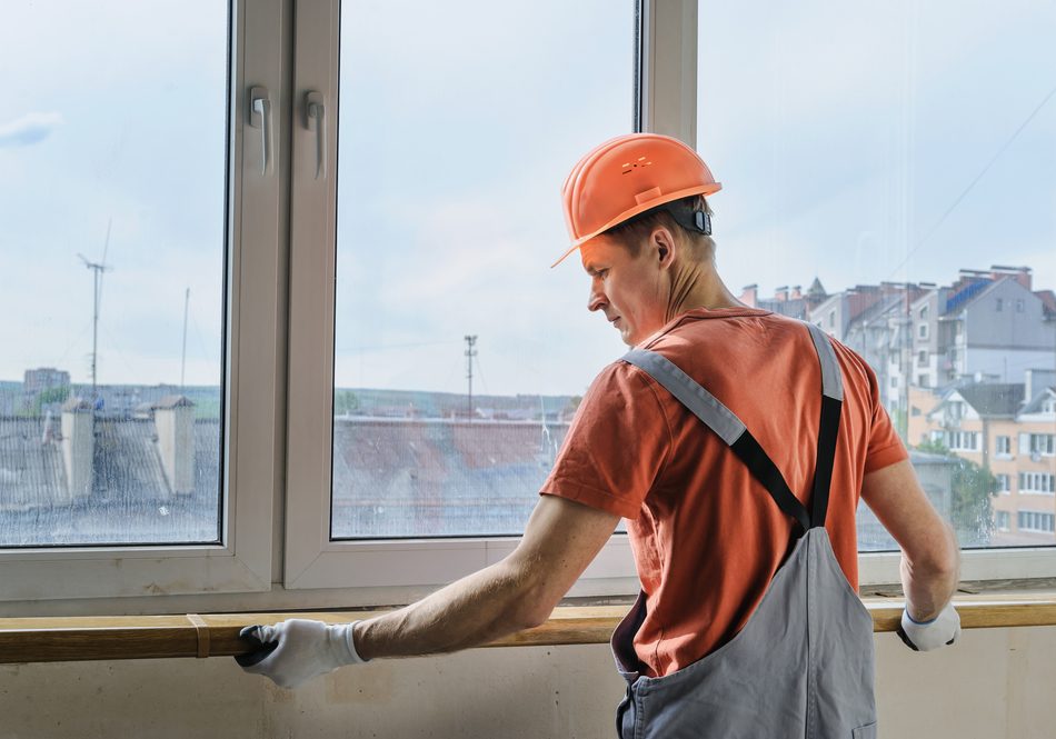 mężczyzna montuje parapet