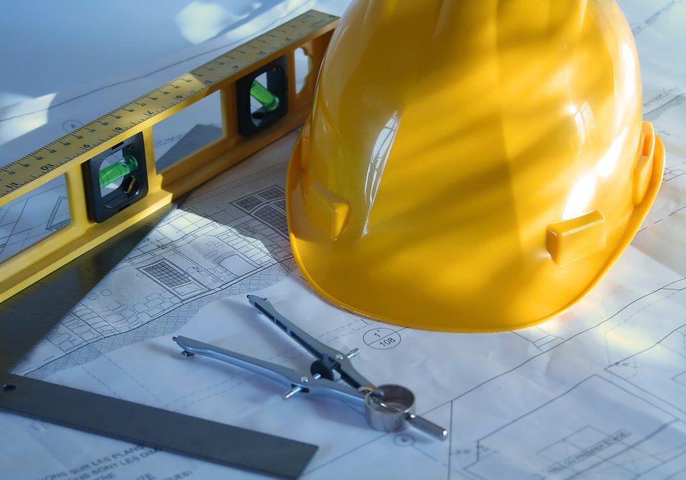 plan domu, miarka i kask ochronny